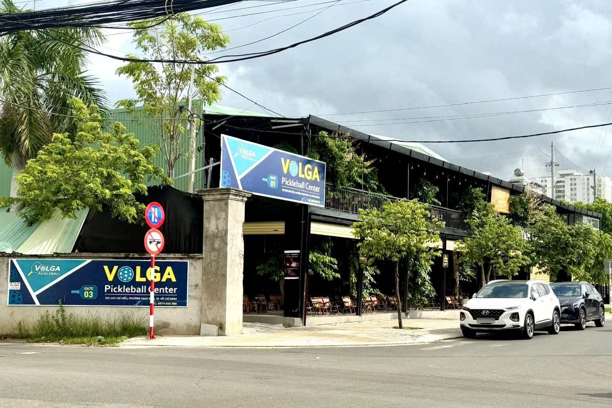 The illegal pickleball court operated on the afternoon of June 10, failing to comply with the dismantling request of the local authorities. Photo: Thanh An