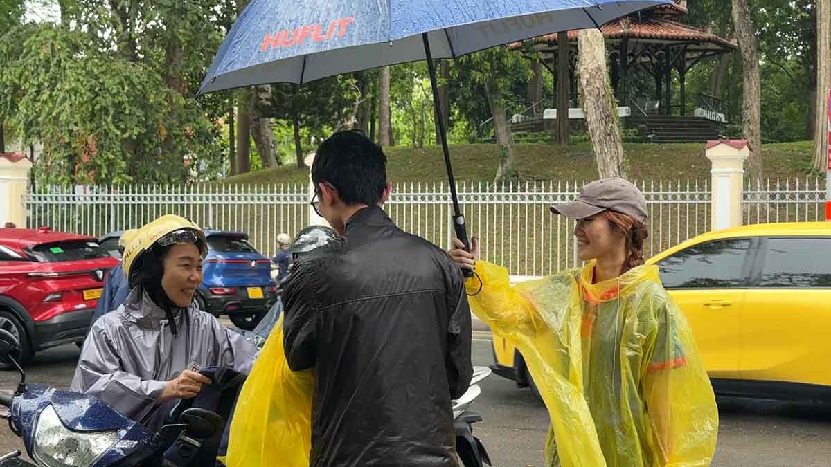 Padres de Ciudad Ho Chi Minh acompañan a sus hijos bajo la lluvia antes del examen de graduación de la escuela secundaria superior de 2026.