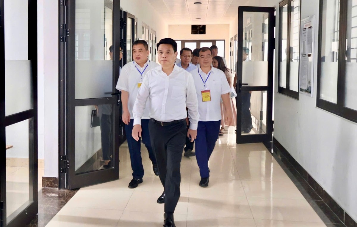 Bí thư Thành ủy Lê Ngọc Châu kiểm tra cơ sở vật chất, phòng thi tại điểm thi Trường THPT Hồng Quang. Ảnh: Cổng TTĐT Hải Phòng