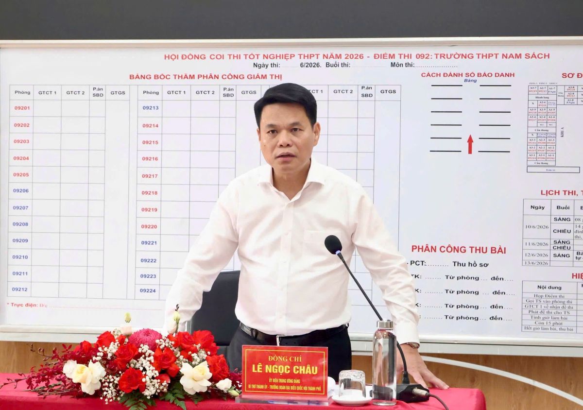 Secretary of the City Party Committee Le Ngoc Chau delivers a directive speech, encouraging the exam force at Nam Sach High School exam site. Photo: Hai Phong e-Portal