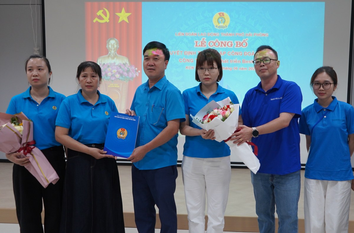 Representatives of the leaders of the Hai Phong City Labor Federation awarded the decision to establish the grassroots trade union, and presented flowers to congratulate the Executive Committee of the grassroots trade union. Photo: Mai Dung