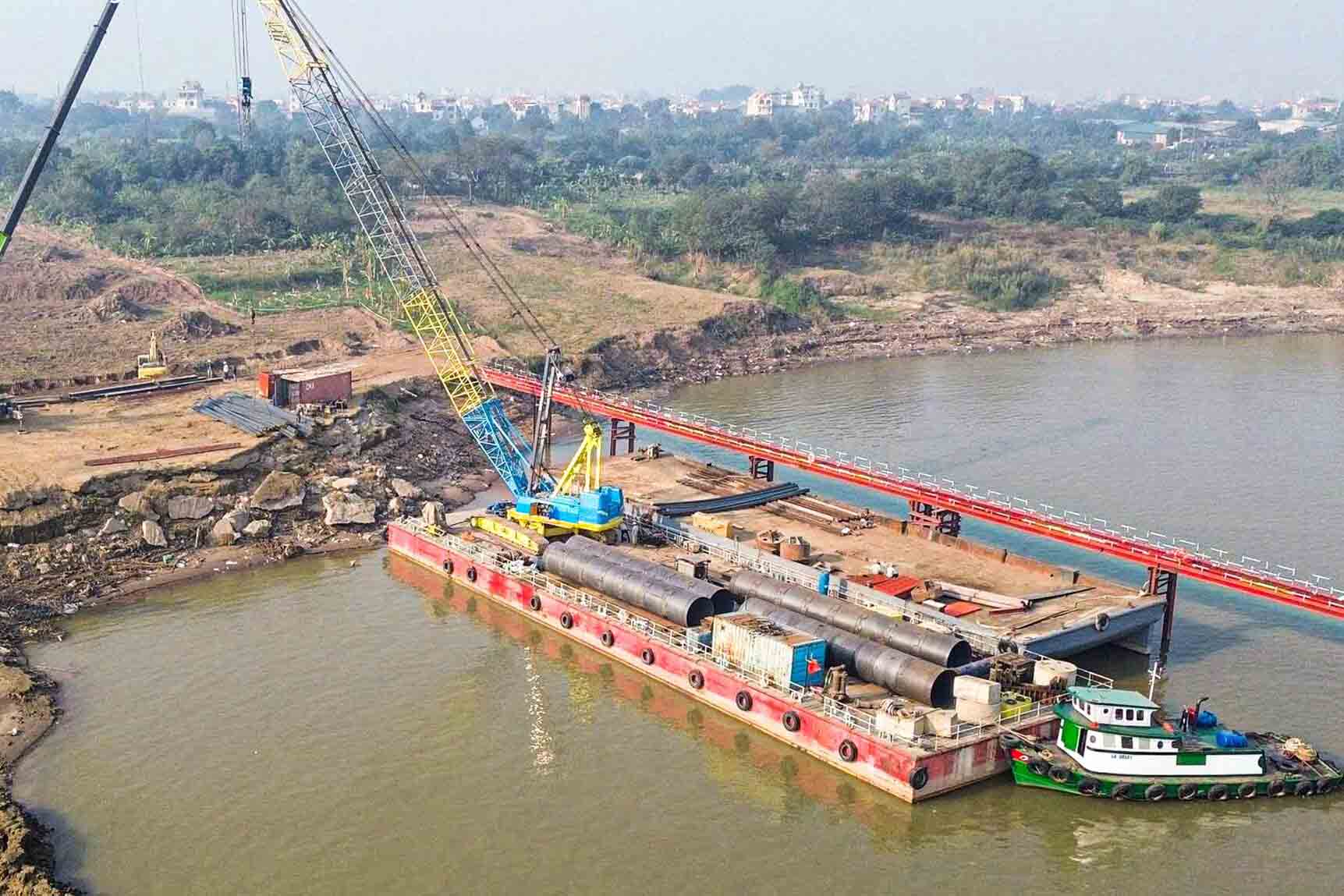 Construction site of Thuong Cat bridge across the Red River (Hanoi), January 2026. Photo: Song Huu