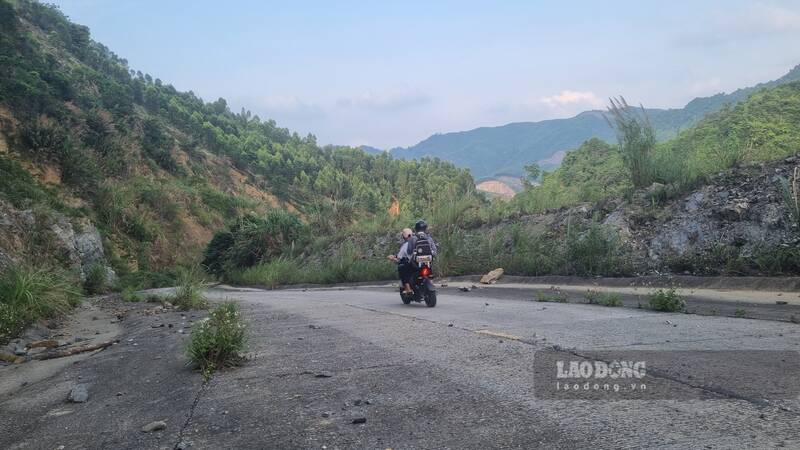 Nhiều đoạn 1 bên là vách núi, 1 bên là vực sâu không được trang bị hộ lan đảm bảo an toàn khiến người tham gia giao thông bất an. Ảnh: Việt Bắc