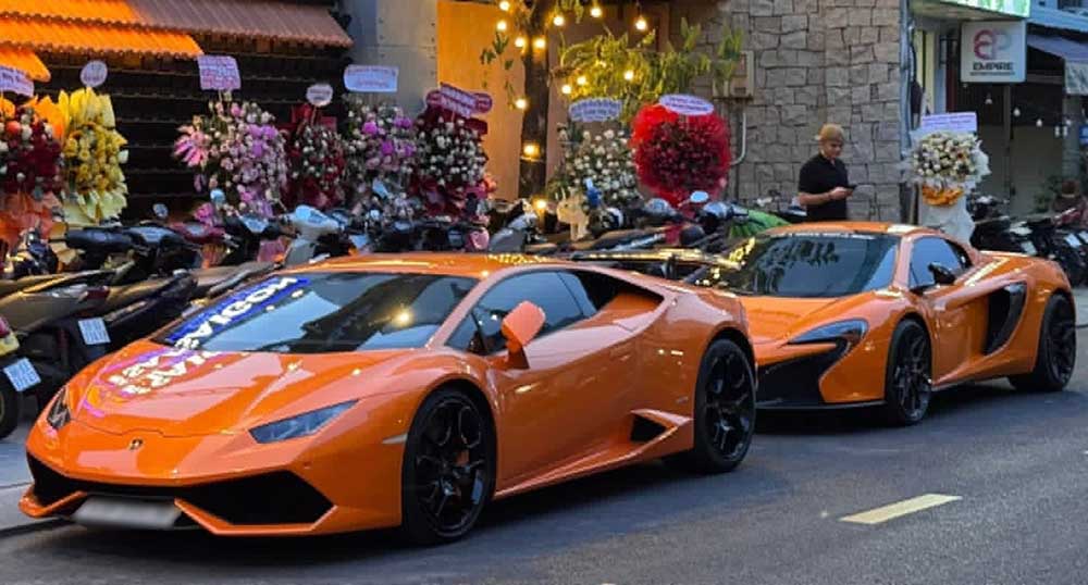 The pair of supercars Lamborghini Huracan LP610-4 and McLaren 650S Spider stand out with orange exteriors on the streets of Ho Chi Minh City. Photo: Le Danh