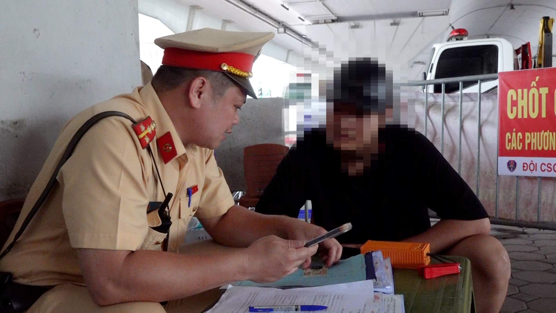 Hanoi Traffic Police have an additional AI-integrated support application when on duty