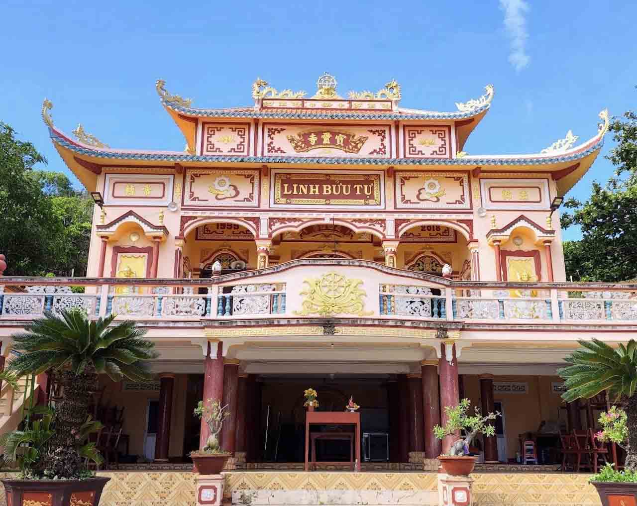 Chùa Linh Bửu có bảo tháp mang nét kiến trúc đặc biệt. Ảnh: Linh Boo