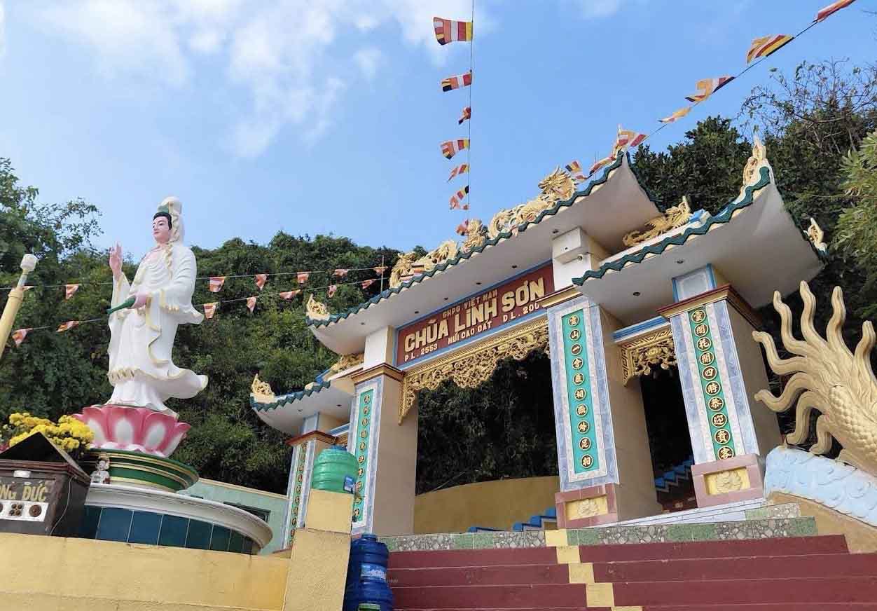 Khu vực cổng vào chùa Linh Sơn. Ảnh: Linh Boo