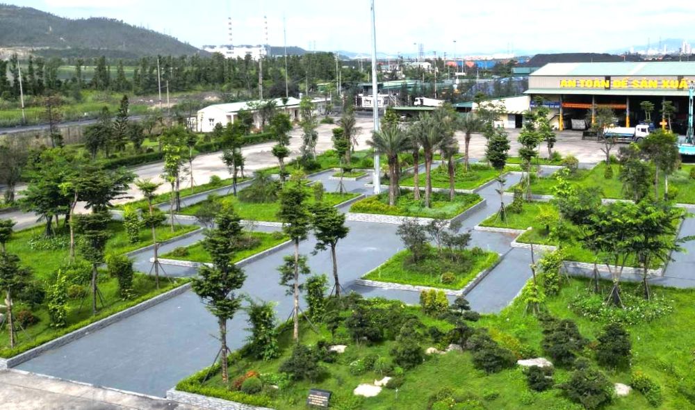 Hon Gai Coal Selection Company - Vinacomin focuses on building flower gardens and green trees, creating a green - clean - beautiful environmental landscape in the areas. Photo: Vinacomin