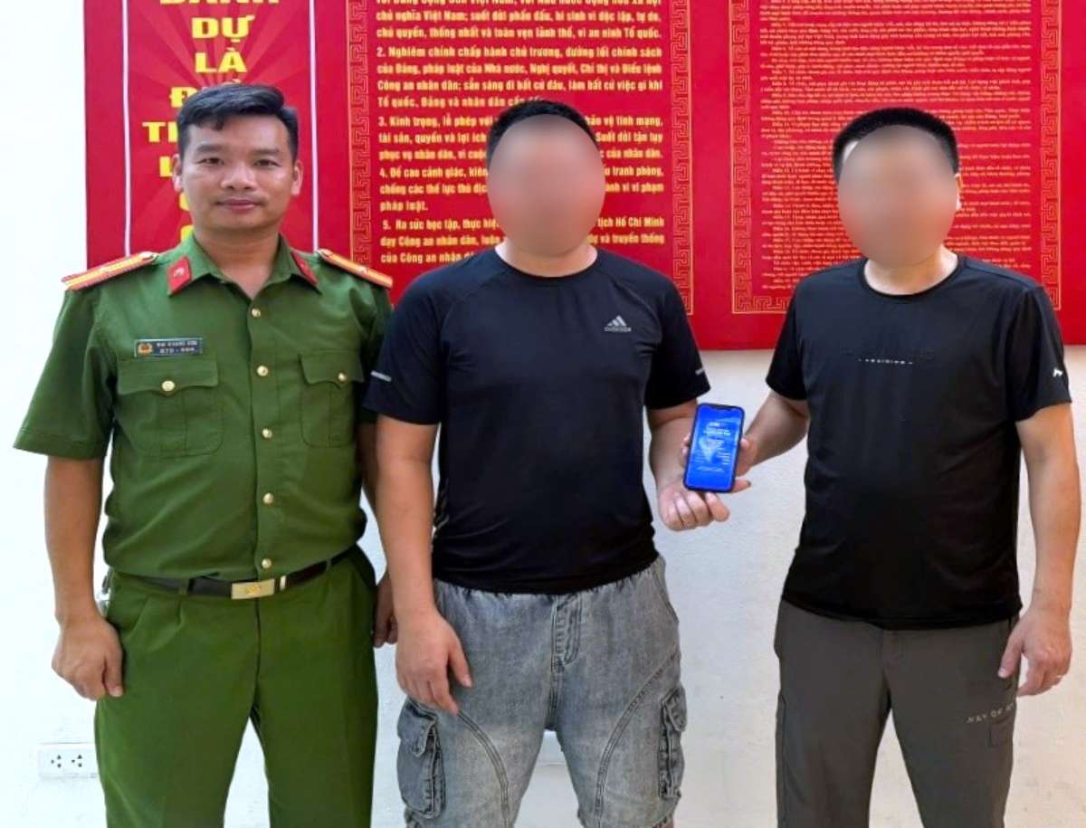 Le Ho Ward Police, Ninh Binh province support a man to receive his money back after mistakenly transferring money. Photo: Ninh Binh Police
