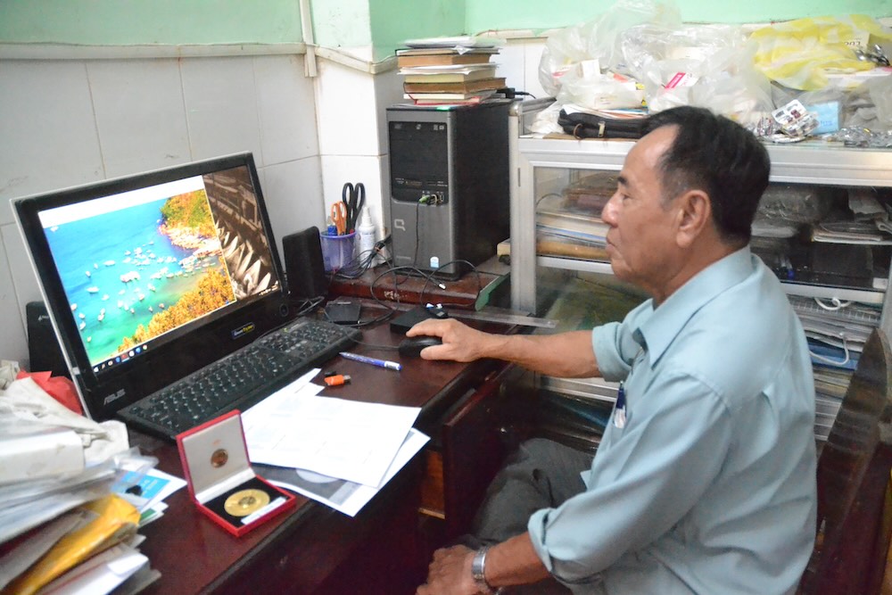Nhà báo Trương Thanh Nhã miệt mài làm việc. Ảnh: Lục Tùng.
