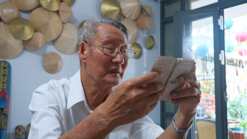 Thi thoảng, ông Nguyễn Đắc Hiền - nguyên Phó Bí thư Thường trực Tỉnh ủy Đồng Tháp (cũ), nguyên phóng viên báo Cờ Giải Phóng lại lật quyển sổ danh bạ cũ để gọi hỏi thăm đồng nghiệp. Ảnh: Phong Linh. 