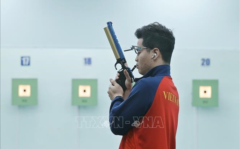 Pham Quang Huy and the Vietnamese shooting team won a gold medal in the 10m air pistol team event. Photo: VNA