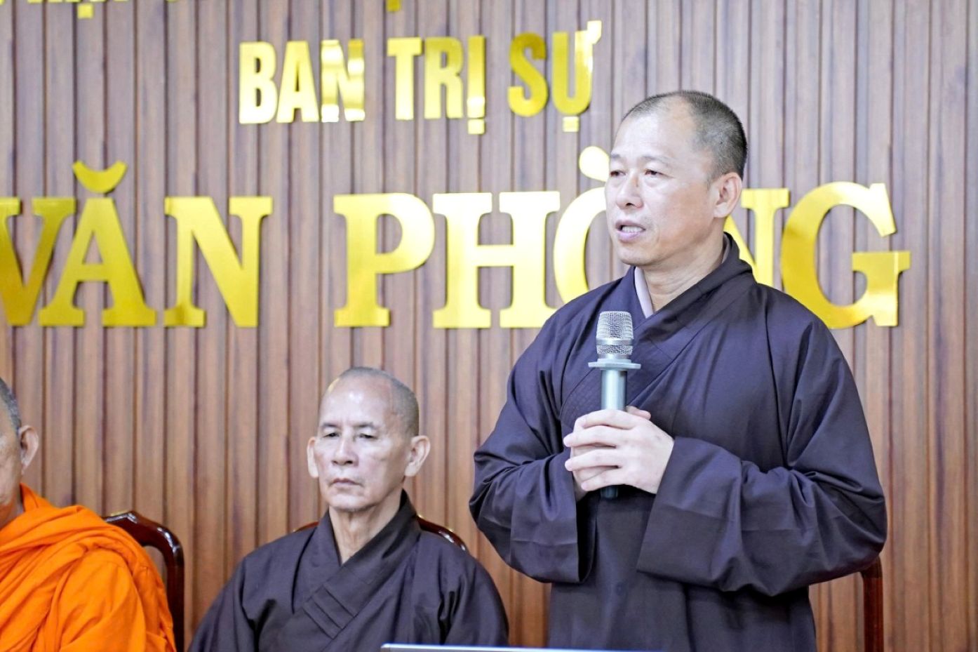 Thượng tọa Thích Minh Nhẫn báo cáo khái quát công tác chuẩn bị Đại hội. Ảnh: Phật sự Online