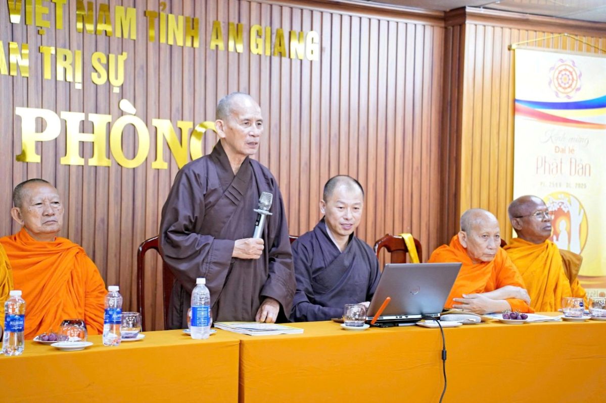 Hòa thượng Thích Thiện Thống phát biểu tại phiên họp. Ảnh: Phật sự Online