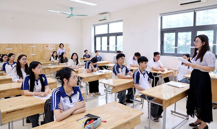 Los supervisores de examen en el centro de examen de la Escuela Secundaria Especializada Vĩnh Phúc verifican la información de los candidatos y difunden las regulaciones del examen de graduación de la escuela secundaria de 2026. Foto: Phutho. gov. vn