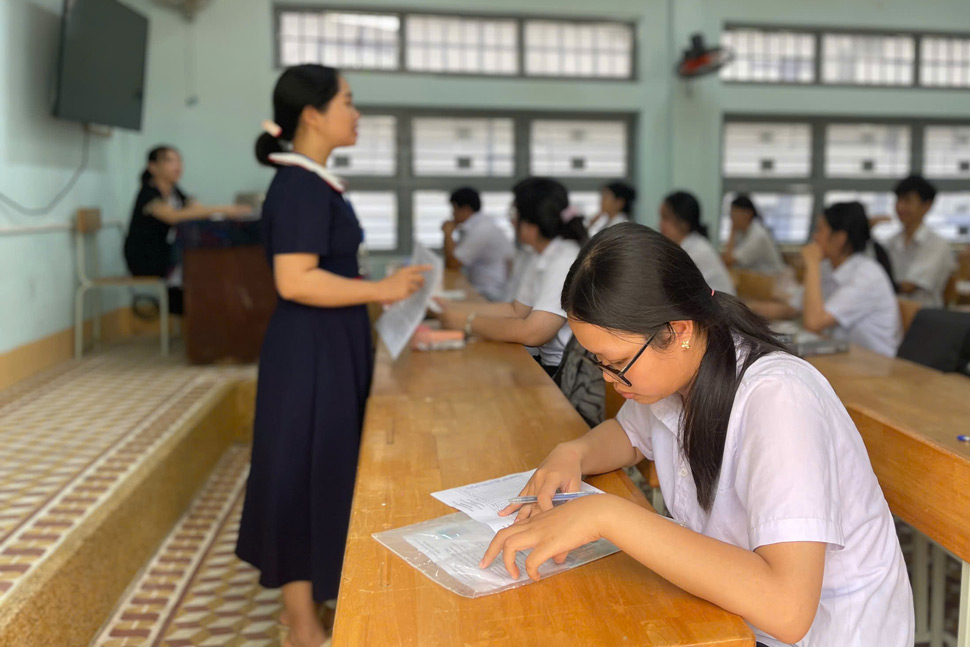 Thí sinh tỉnh Gia Lai làm thủ tục trước ngày thi tốt nghiệp THPT. Ảnh: Hoài Phương
