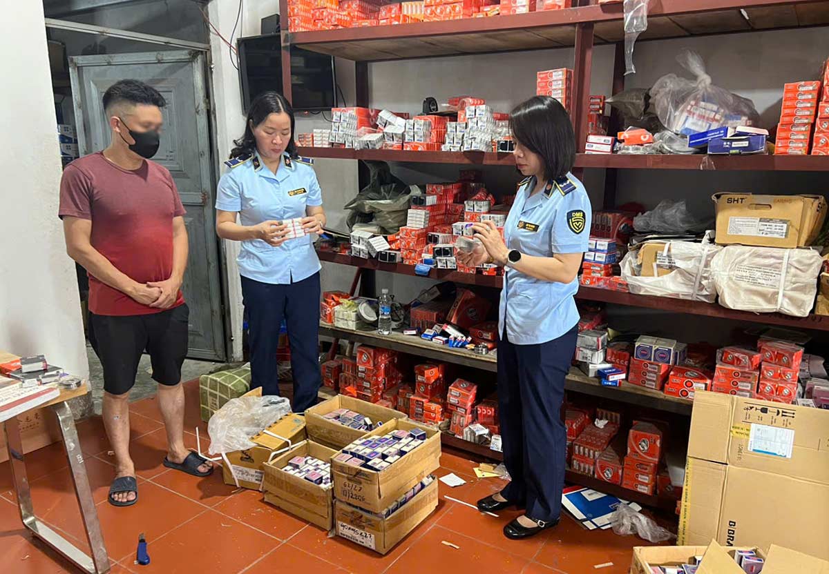 The Market Management force inspected a warehouse in Zone 5, Mong Cai 2 ward, Quang Ninh province and discovered an intellectual property infringement case, 1,180 fake BB bracelets of Koyo, NSK and SKF brands. Photo: Quang Ninh Market Management Sub-Department