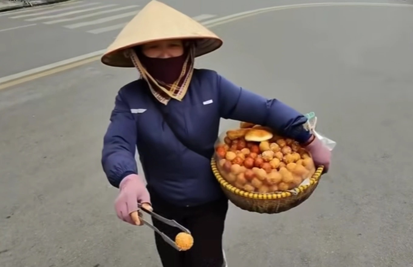 Người bán bánh rán xuất hiện trong clip. Ảnh chụp màn hình