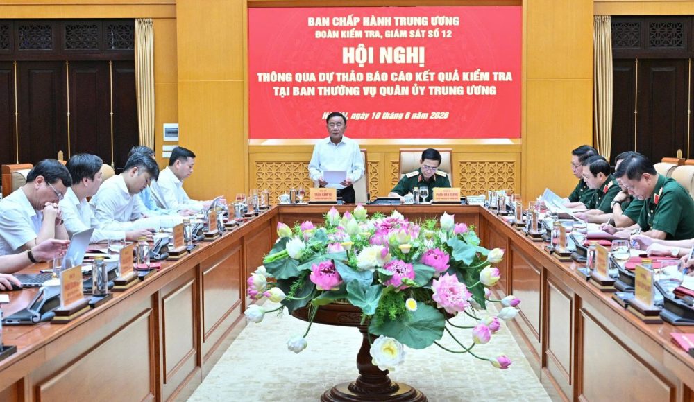 Politburo Member, Standing Secretary of the Secretariat Tran Cam Tu clearly stated that the Central Military Commission and the Ministry of National Defense have led and directed the serious, timely, and effective implementation of resolutions and conclusions on adjusting and organizing the apparatus of agencies and military units to ensure "refined, streamlined, and strong". Photo: Kim Thanh