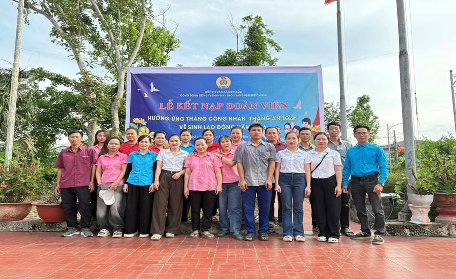 The Trade Union of Perseption USA Fashion Garment Co., Ltd. held a ceremony to admit 50 union members at the local historical site. Photo: Ngoc Anh
