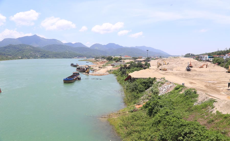 The rising water level of the Da River helps sand transportation activities become more convenient. Photo: Minh Nguyen