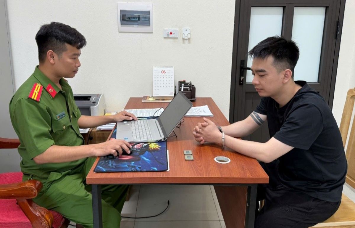 Tran Anh Tuan surrendered to Le Ho Ward Police. Photo: Ninh Binh Police