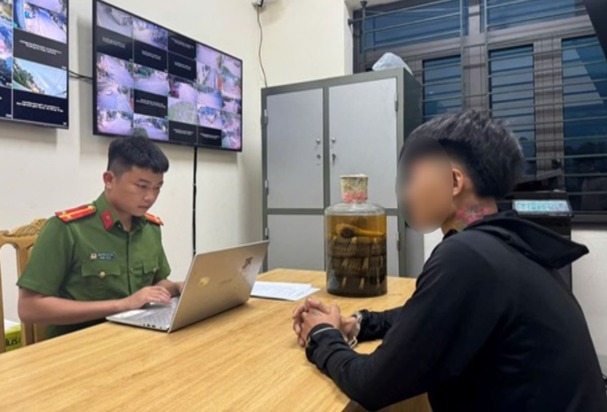 Công an phường Lê Hồ, tỉnh Ninh Bình làm việc với Trương Văn T. Ảnh: Công an Ninh Bình