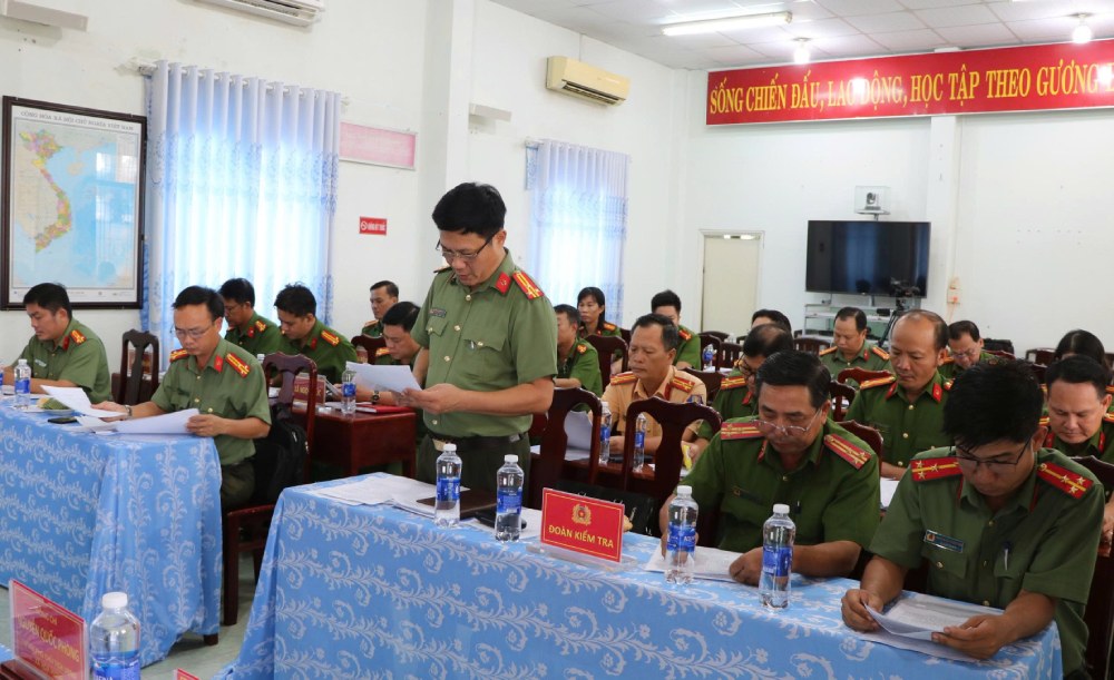 Lực lượng Công an 5 xã đã chủ động nắm chắc tình hình từ sớm, từ xa. Ảnh: Tiến Dũng