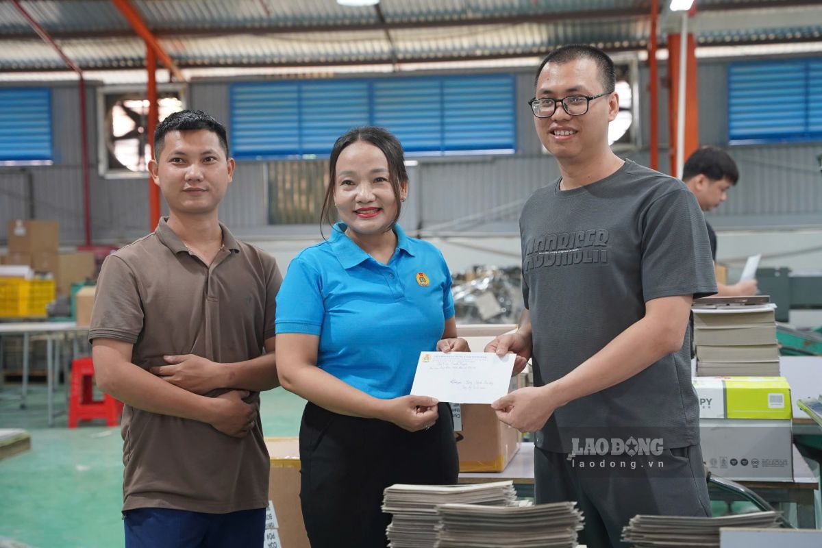 Workers working at Lok Wah (Vietnam) Manufacturing Co., Ltd. excitedly receive gifts to support buying cool drinks on hot sunny days. Photo: Luong Ha
