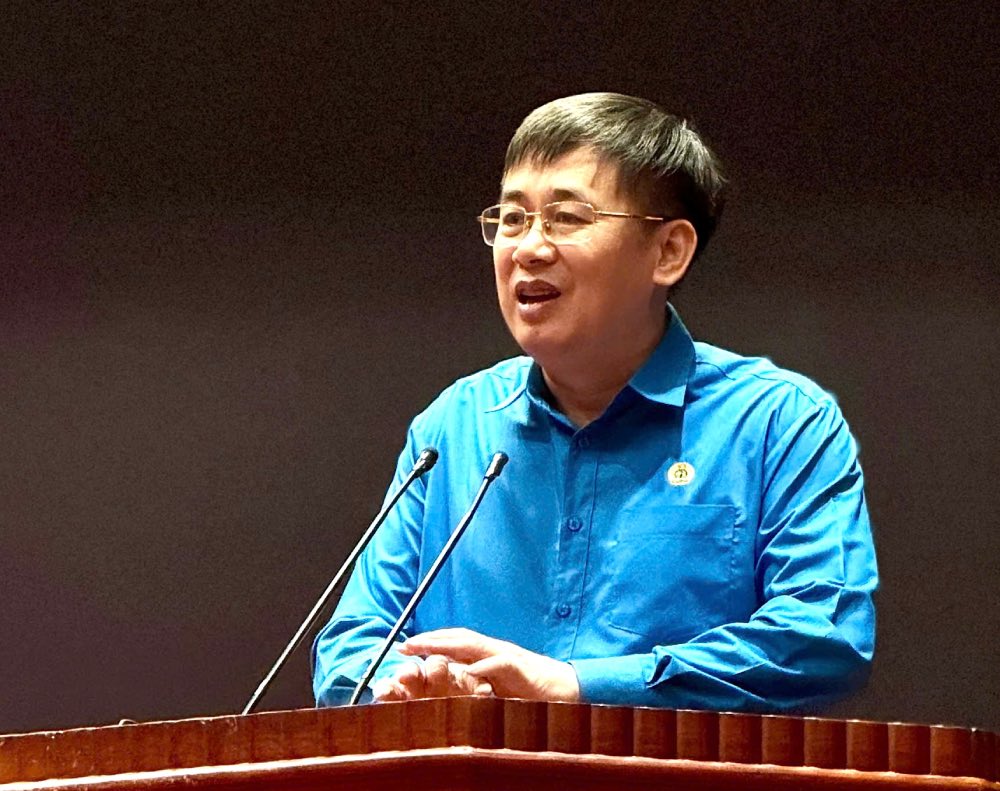 Comrade Thach Van Chung, Member of the Standing Committee of the Vietnam General Confederation of Labor, Provincial Party Committee Member, Chairman of Bac Ninh Provincial Labor Federation, chaired the meeting and exchange with grassroots Trade Union Chairmen of enterprises in industrial parks in the area. Photo: Bac Ninh Labor Federation