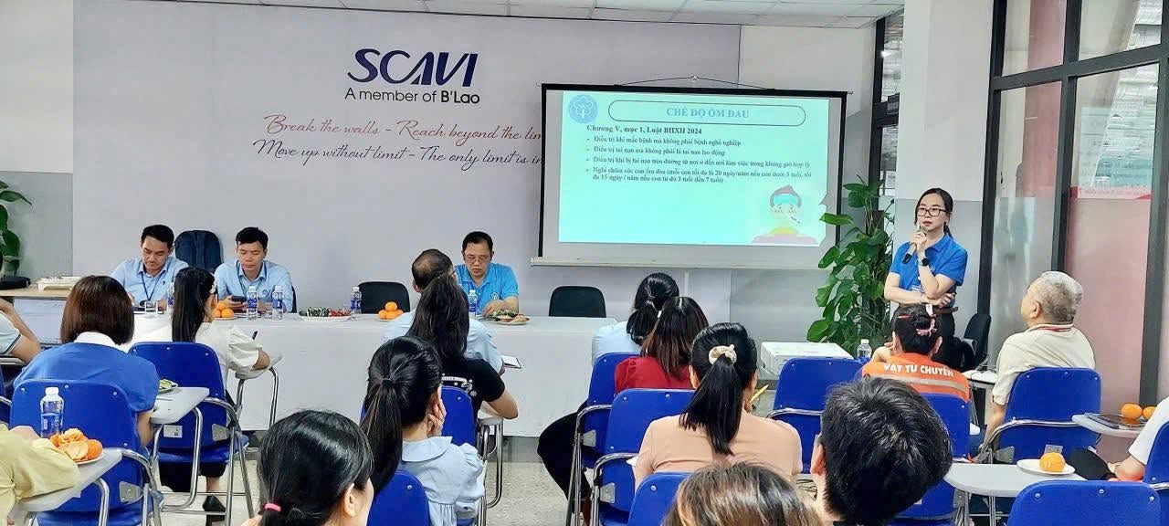 Union members and employees of Scavi Co., Ltd. are propagated and disseminated the new points of the 2024 Social Insurance Law. Photo: Quang Tri Trade Union