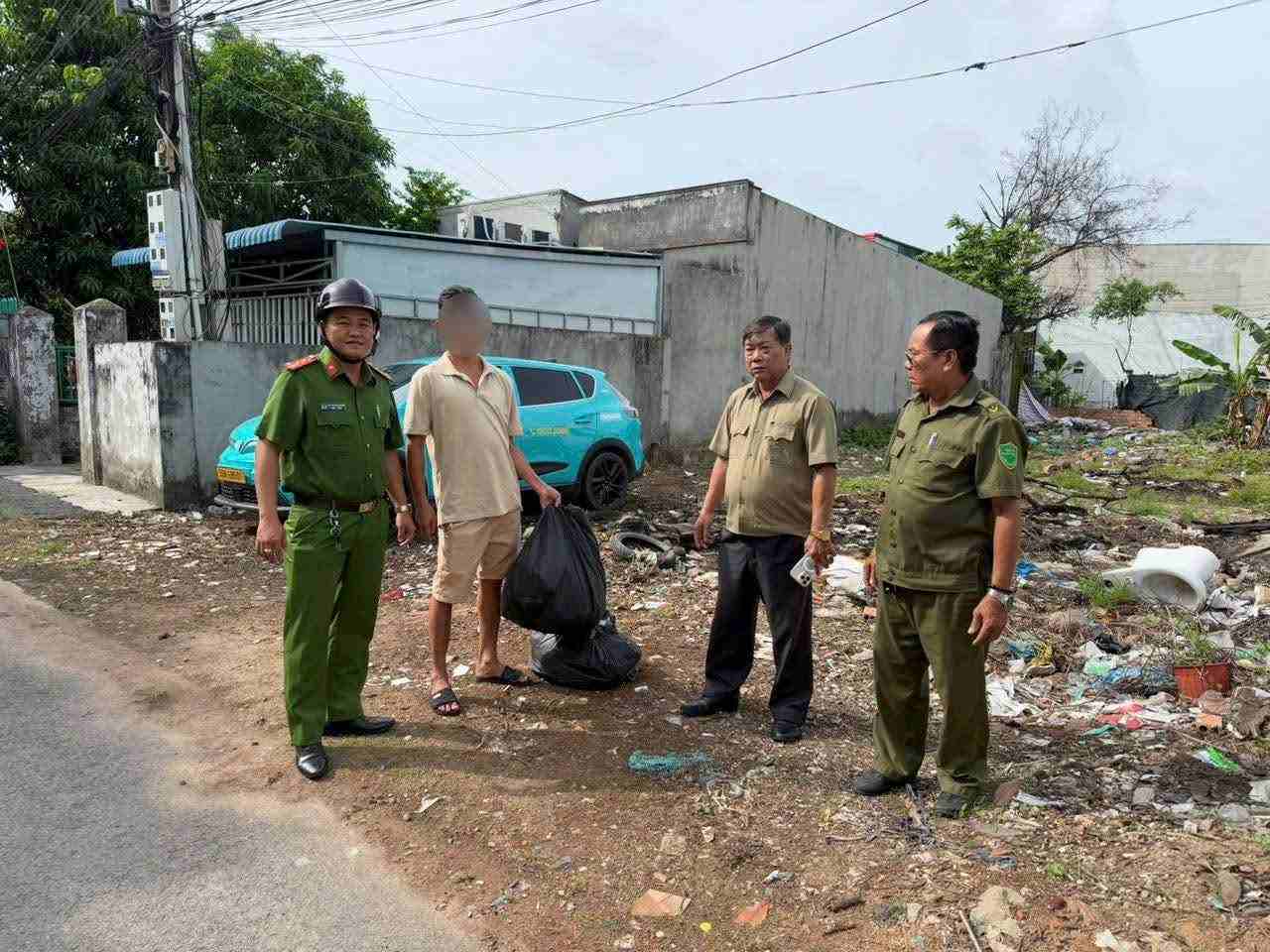 Tan Dong Hiep Ward People's Committee, Ho Chi Minh City has made a record of handling people who litter improperly. Photo: Tan Dong Hiep Ward People's Committee