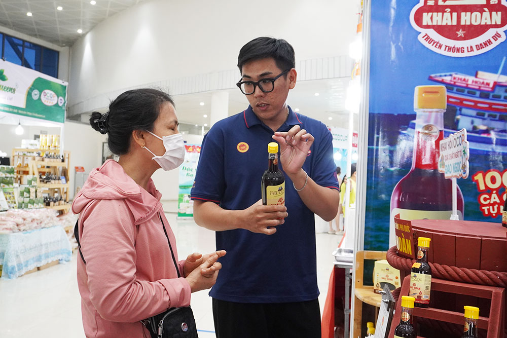Người dân tham quan, mua sắm tại các gian hàng. Ảnh: Trần Thi