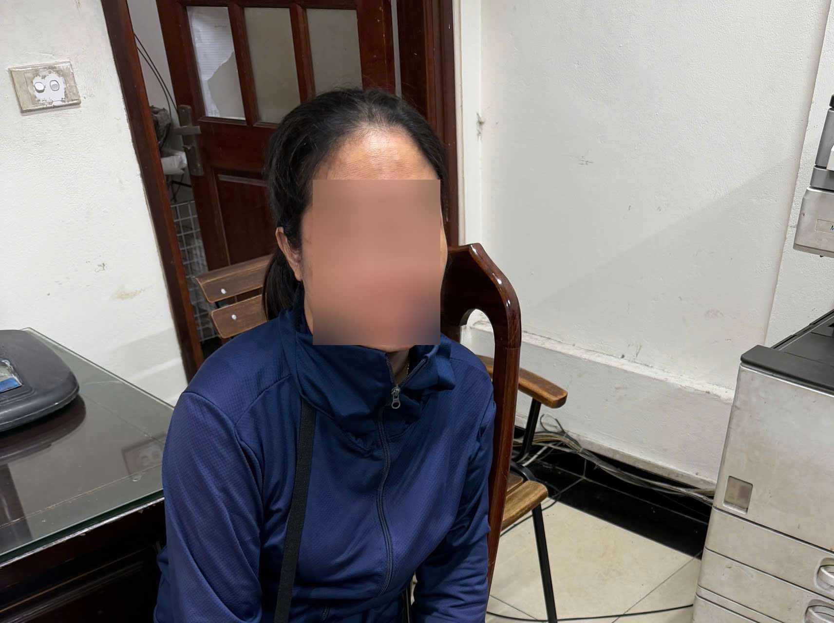 Hoan Kiem Ward Police have made a record of handling a woman who sold 10 donuts to a tourist for 420,000 VND. Photo: Hoan Kiem Ward Police