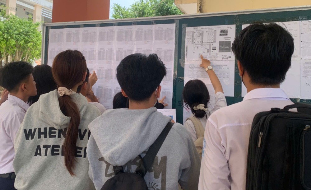 Candidates come to complete high school graduation exam procedures, see the list at the Chau Thanh High School Exam Point (Chau Thanh commune). Photo: Hong Thi