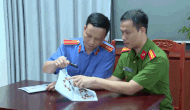 Cracking down on a line producing and consuming more than 10,000 fake jewelry of famous brands. Photo: Thanh Hoa Police