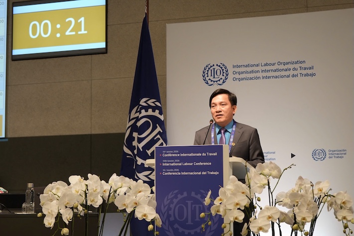 Vice President of the Vietnam General Confederation of Labour Nguyen Xuan Hung - Head of the Vietnam Trade Union delegation speaks at the plenary session of the Conference. Photo: Trade Union Working Committee