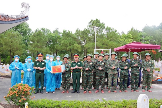 Đoàn công tác Bộ CHQS tỉnh Quảng Trị kiểm tra, thăm hỏi, động viên và tặng quà các lực lượng đang thực hiện nhiệm vụ lấy mẫu, số hóa thông tin và bàn giao mẫu hài cốt liệt sĩ tại Nghĩa trang Liệt sĩ Quốc gia Đường 9. Ảnh: Xuân Diện