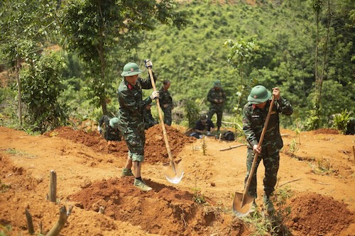 Đội tìm kiếm, quy tập hài cốt liệt sĩ Đoàn Kinh tế - Quốc phòng 337 triển khai việc tìm dấu vết hài cốt liệt sĩ. Ảnh: Hàn Nguyên