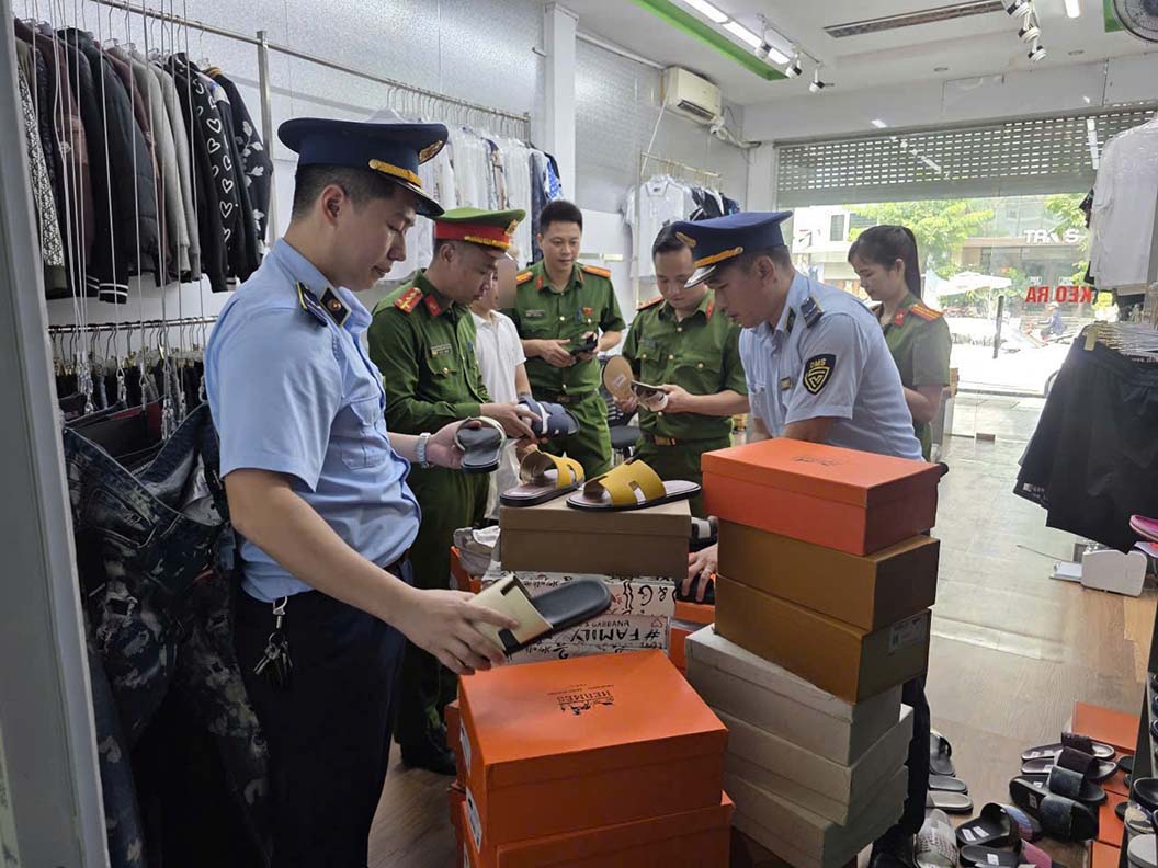 Trong tháng 5.2026, lực lượng Quản lý thị trường Nghệ An xử lý 27 vụ vi phạm về sở hữu trí tuệ. Ảnh: Ngọc Anh
