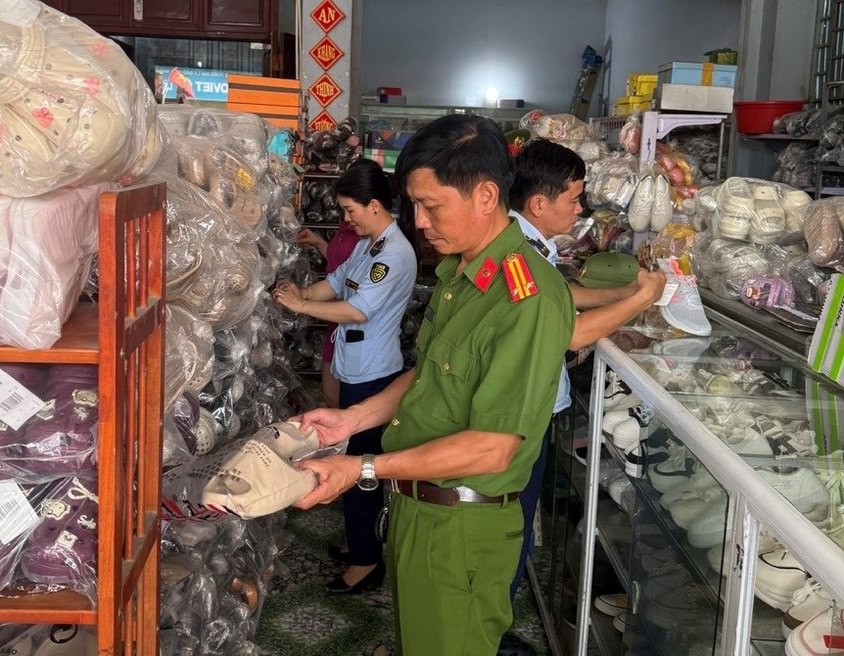 Lực lượng chức năng Nghệ An tăng cường kiểm tra, xử lý các hành vi vi phạm sở hữu trí tuệ. Ảnh: Ngọc Anh
