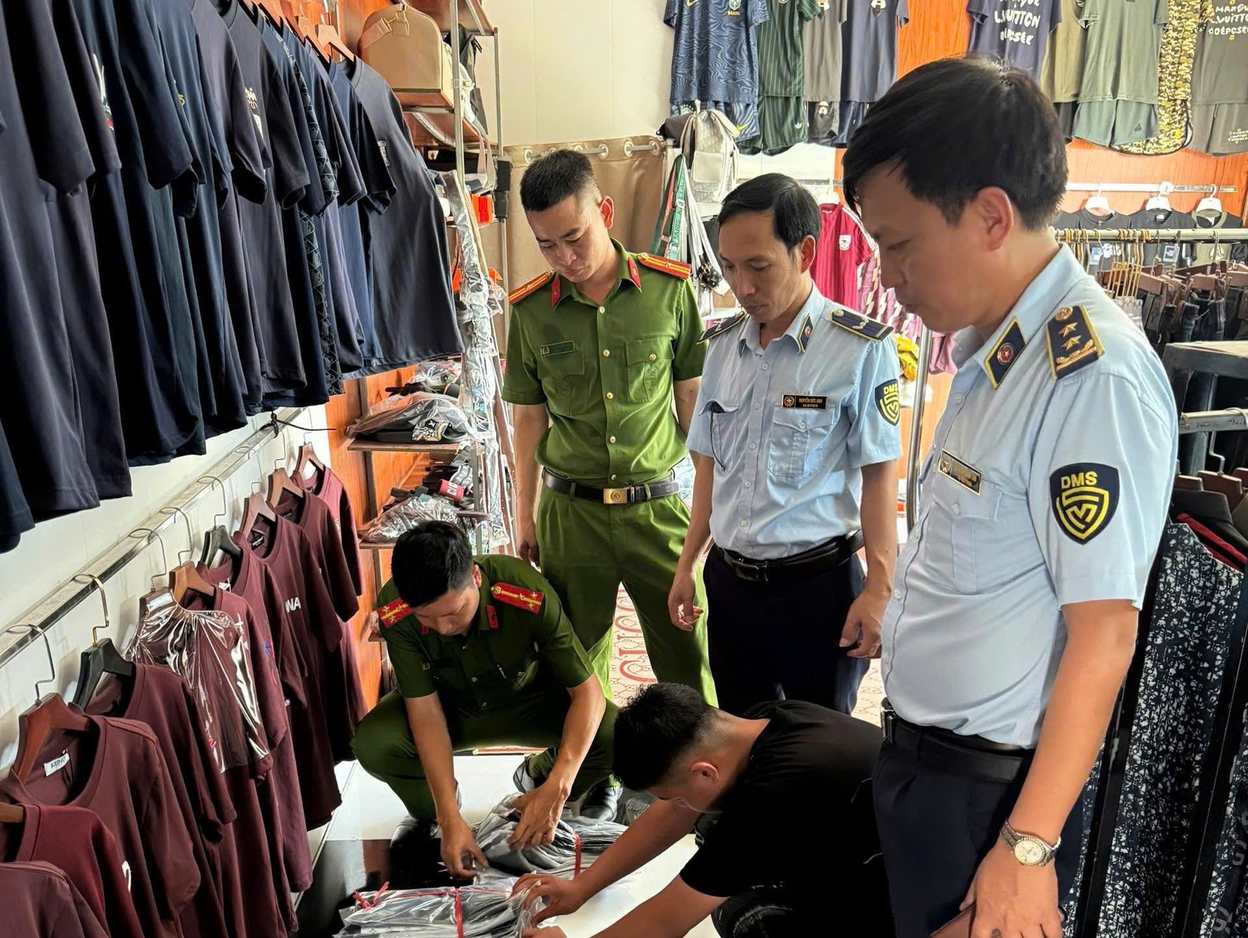 Nghe An functional forces inspect goods at a business establishment to detect and handle intellectual property violations. Photo: Ngoc Anh