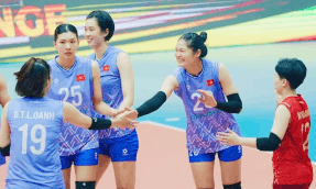 L'équipe vietnamienne de volley-ball féminin affronte l'Iran à l'AVC Cup. Photo: VFV