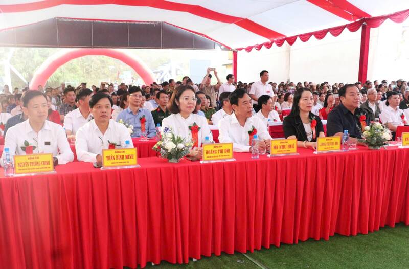Các đại biểu tham dự lễ độn thổ dự án. Ảnh: Diệp Hương