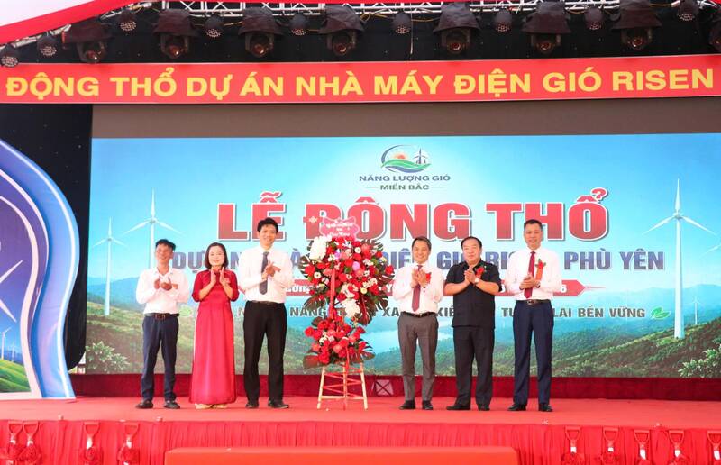 Lãnh đạo tỉnh Sơn La tặng hoa chúc mừng đơn vị đầu tư dự án. Ảnh: Diệp Hương