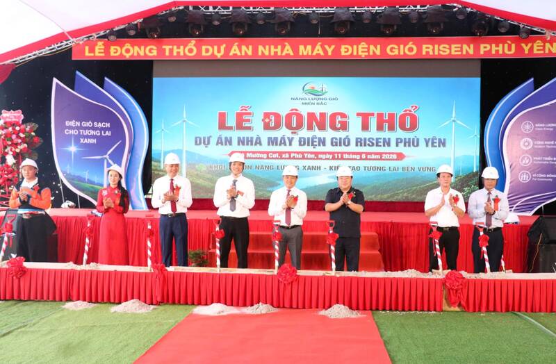 Leaders of Son La province and investors perform the groundbreaking ceremony for the Risen Phu Yen Wind Power Plant project. Photo: Diep Huong
