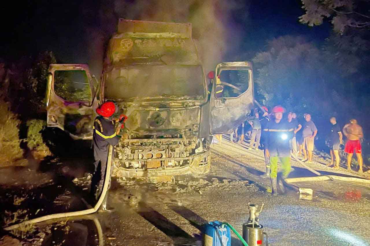 Firefighters fighting a container truck fire in Phuc Trach commune, Ha Tinh province. Photo: Huong Phuc