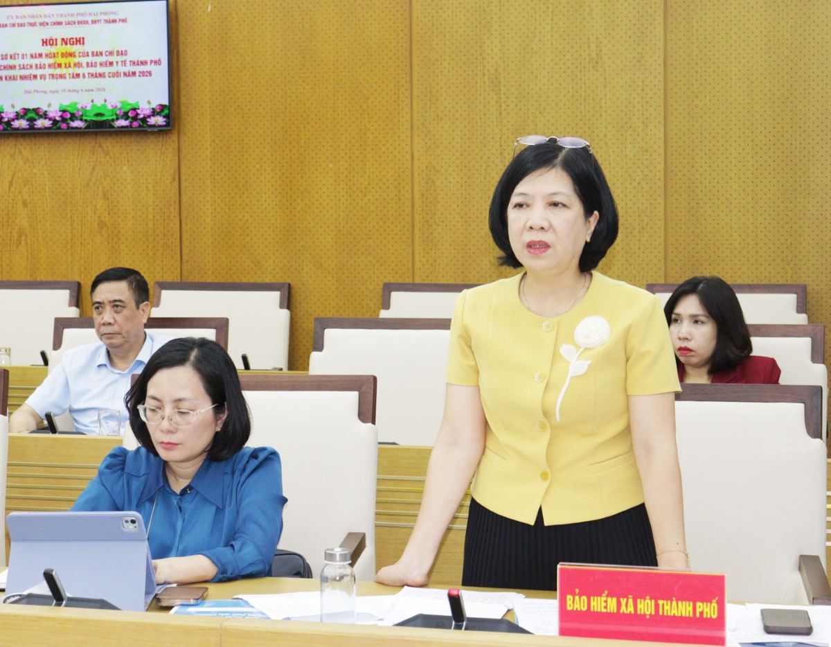 Lãnh đạo BHXH thành phố Hải Phòng báo cáo kết quả 1 năm thực hiện chính sách BHXH, BHYT. Ảnh: Hoàng Tùng