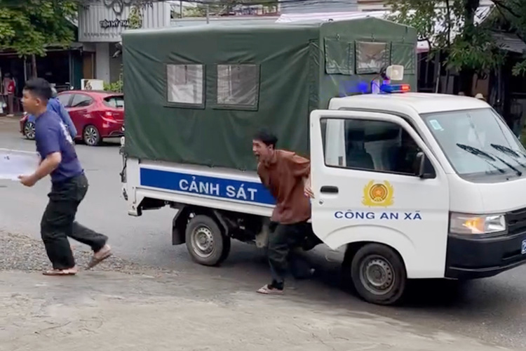 Tan Phong Ward Police use specialized vehicles to support candidates who forget to bring their ID cards. Photo: Lai Chau Police