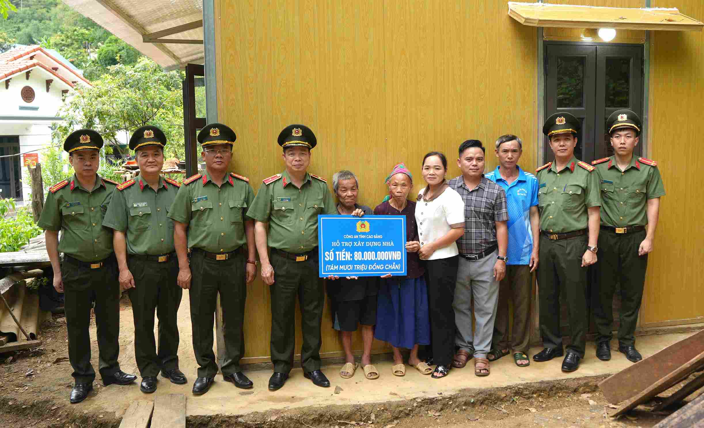 La delegación de trabajo entregó fondos para apoyar la construcción de viviendas para hogares en circunstancias difíciles en la comuna de Yên Thổ. Foto: Policía de Cao Bằng